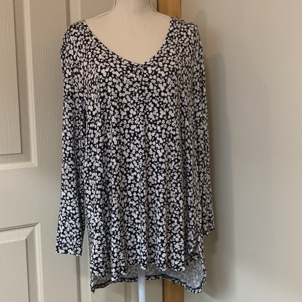 EUC Old Navy Black & White Flowy Top